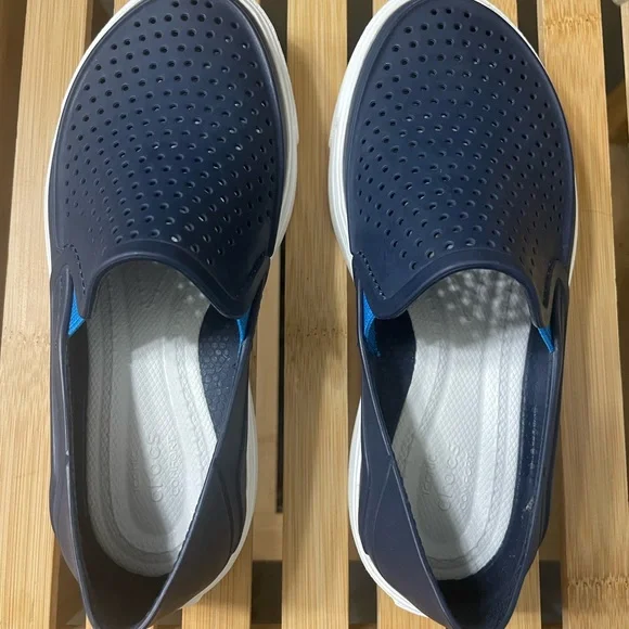 Navy little kids size c12 CROCS - Picture 5 of 8